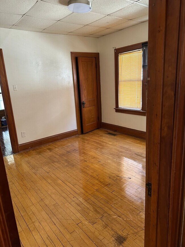 Building Photo - Charming 2-Bedroom Lower Duplex