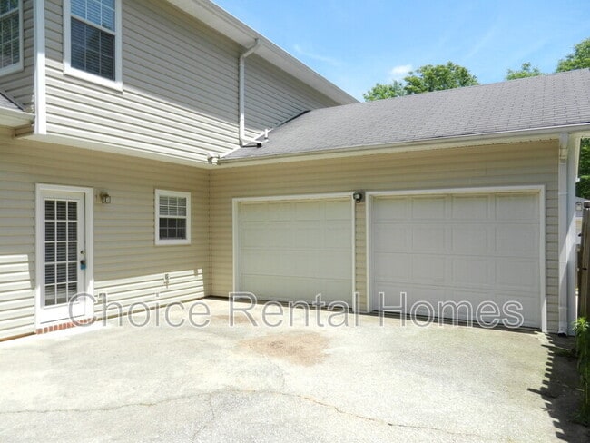 Building Photo - 2211 Summer Ridge Dr