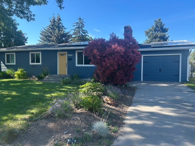 Building Photo - 3 Bed, 1.5 Bath with Spacious Backyard!