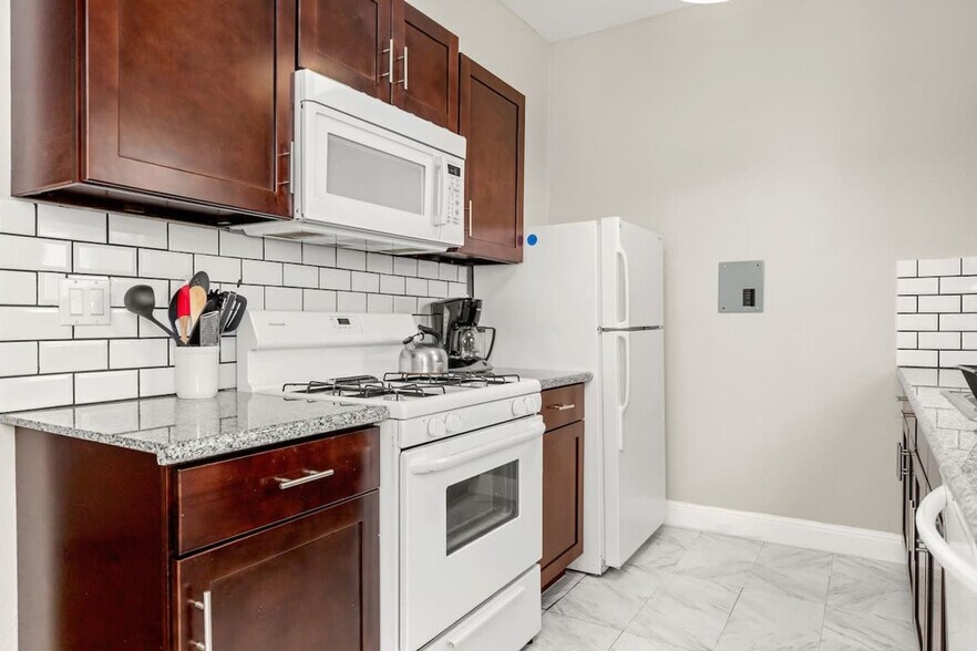 Building Photo - 203 W Magnolia Ave