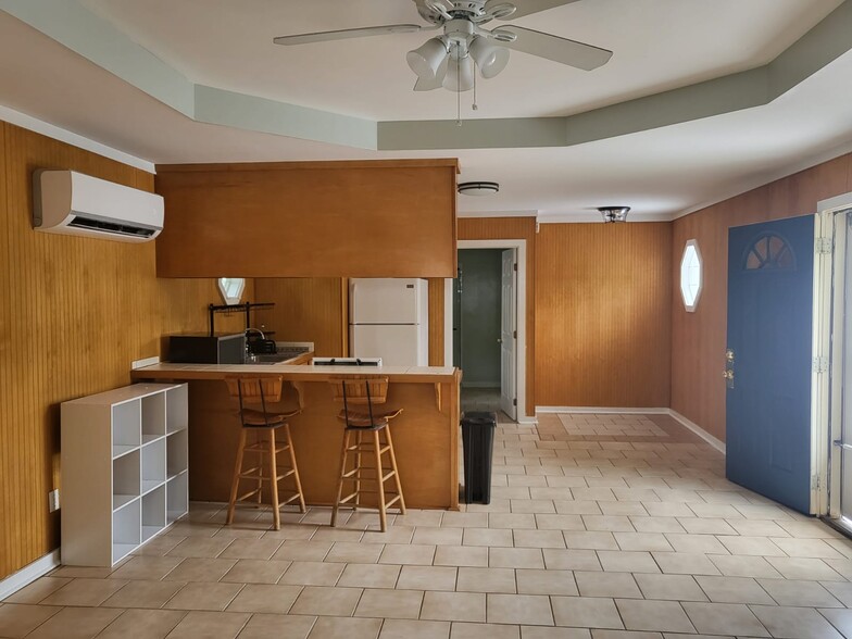 Building Photo - 422 Seabreeze Dr