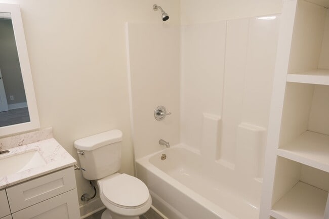 Building Photo - Charming 2BR/2.5BA Home