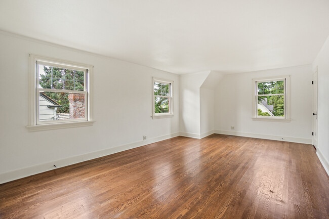 Building Photo - 4208 51st Ave NE