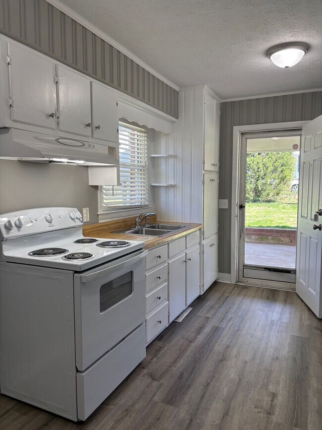 Building Photo - 3 bed, 1 bath brick home located in Asheboro