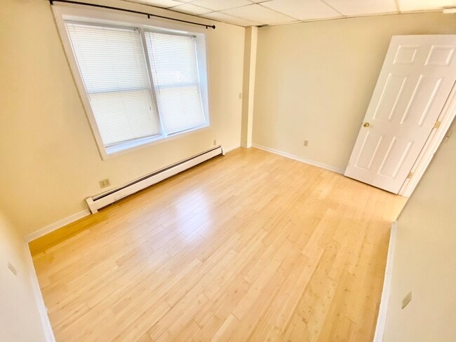 Building Photo - 3 Bedroom in Burlington w/ LAUNDRY, OFF STREET PARKING, STORAGE Available NOW!