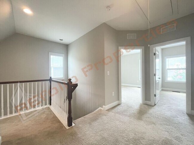 Building Photo - Lovely & Spacious 3 Bedroom, 2.5 Bathroom ...