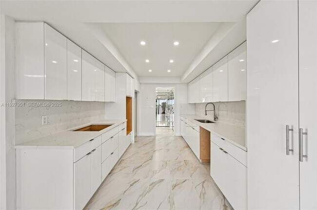 Building Photo - 1800 NE 114th St