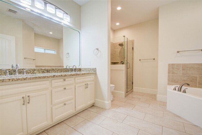 Building Photo - 10572 Twin Oak Dr