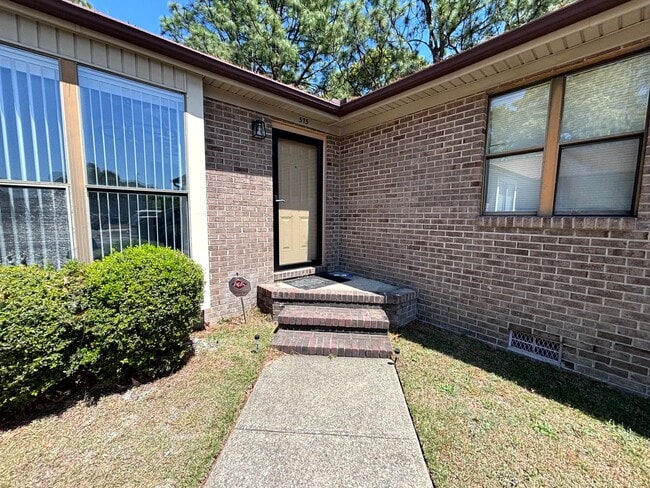 Building Photo - 575 Countrytown Dr