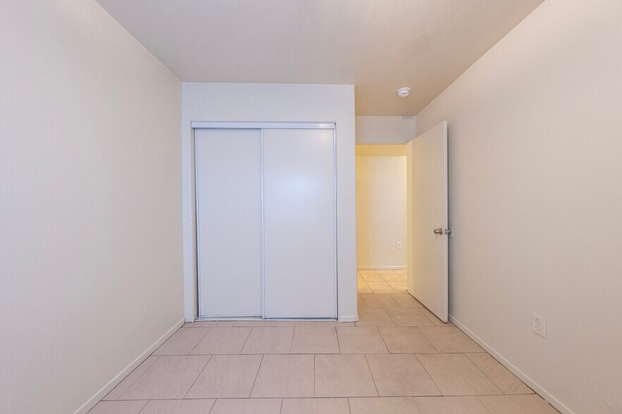 Building Photo - 5231 Huntington Dr N