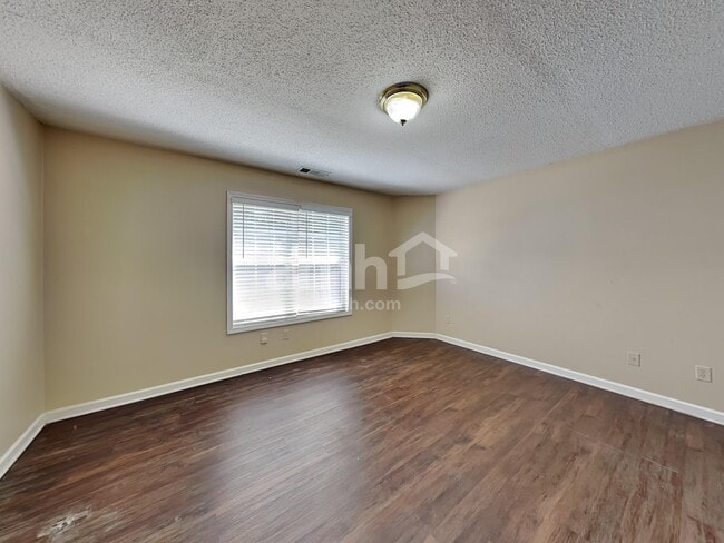 Building Photo - 1319 Vine Cir