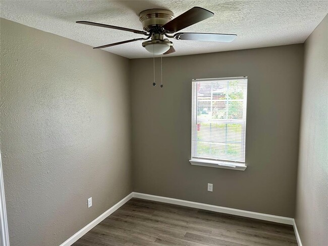 Building Photo - 2310 Kingsdale Dr