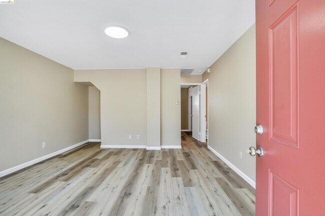 Building Photo - 612 W 15th St