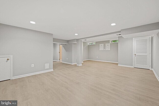 Building Photo - 9760 Hatmark Ct