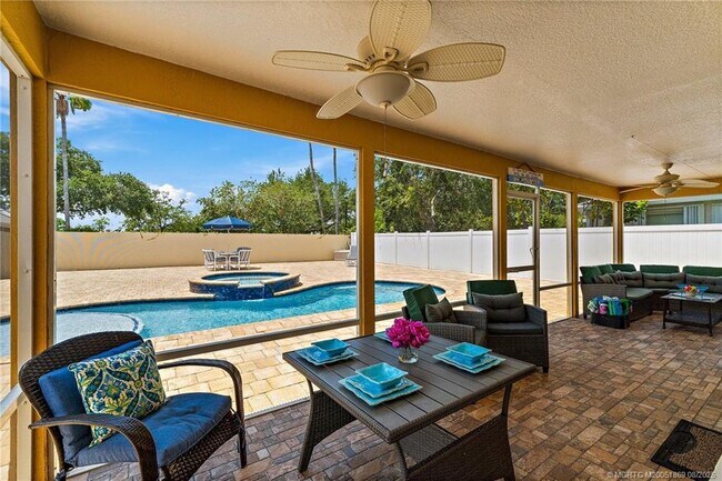 Building Photo - 728 NW Waterlily Pl