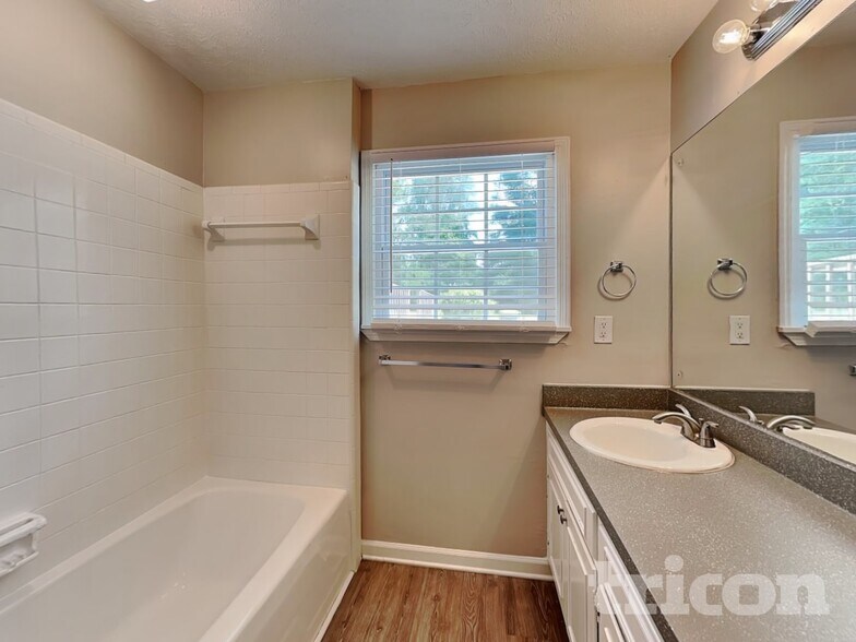 Building Photo - 515 Westbridge Dr