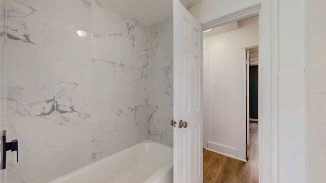 Building Photo - Newly Renovated 2 Bedroom Apartment - Heat...