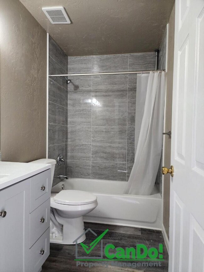 Building Photo - Newly remodeled 2 bedroom, 1.5 bathroom townhome in Blackfoot with Fiber Internet- Available now!