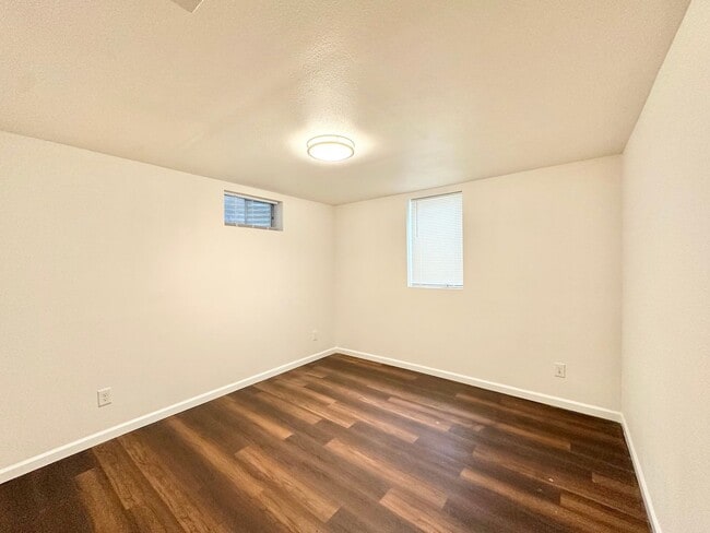 Building Photo - Modern and Spacious Duplex Style Home with...