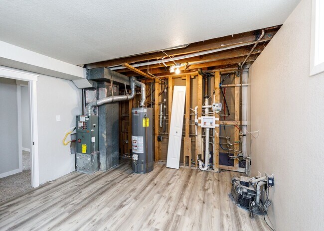 Building Photo - Newly Remodeled 5 Bed Home with Huge Yard