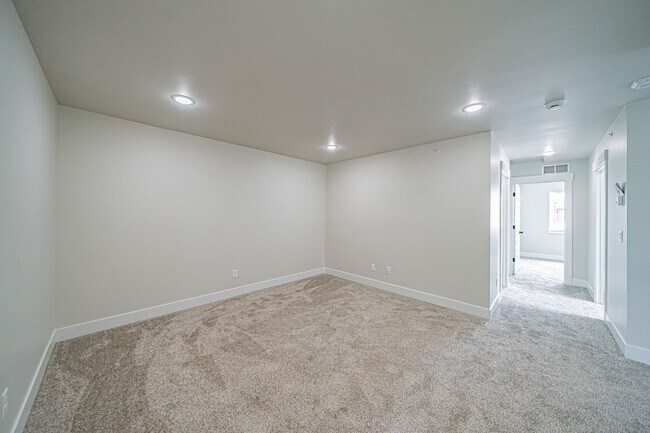 Building Photo - Beautiful 4-Bedroom Townhome for Rent off of Sunnyside in Idaho Falls