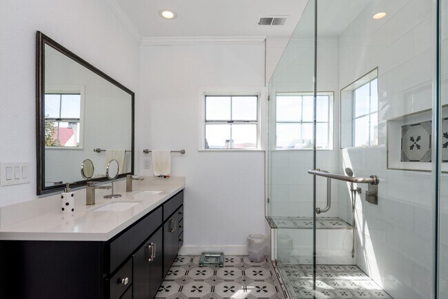 Building Photo - Waterfront Property with Stunning Views, L...