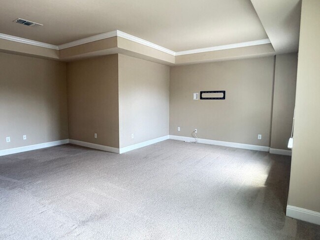 Building Photo - Welcome home to 621 Cavan!