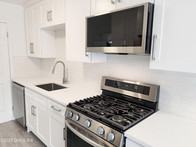 Building Photo - 86 Cos Cob Ave