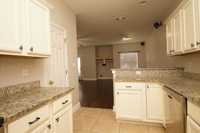 Building Photo - Central Niceville Location