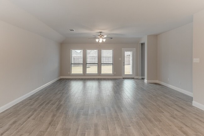 Building Photo - 5917 Bellflower Dr