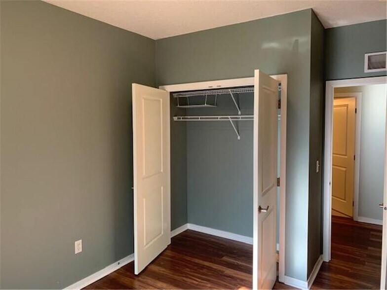 Building Photo - 619 8th St SE