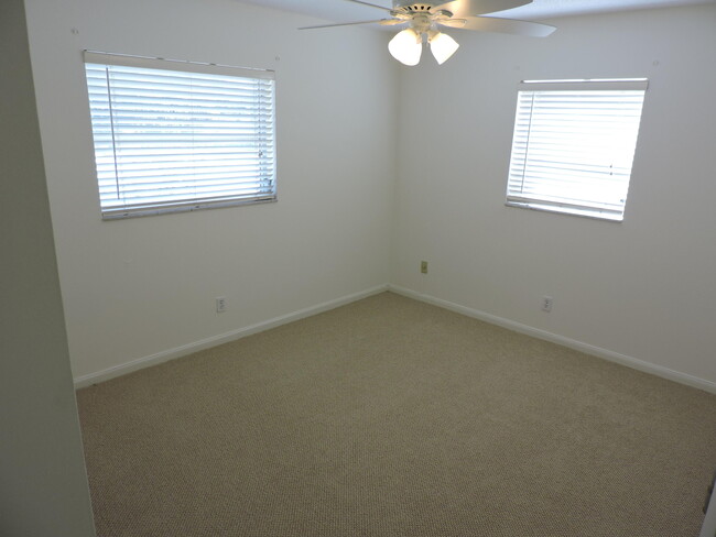 Building Photo - 9046 SE Parkway Dr