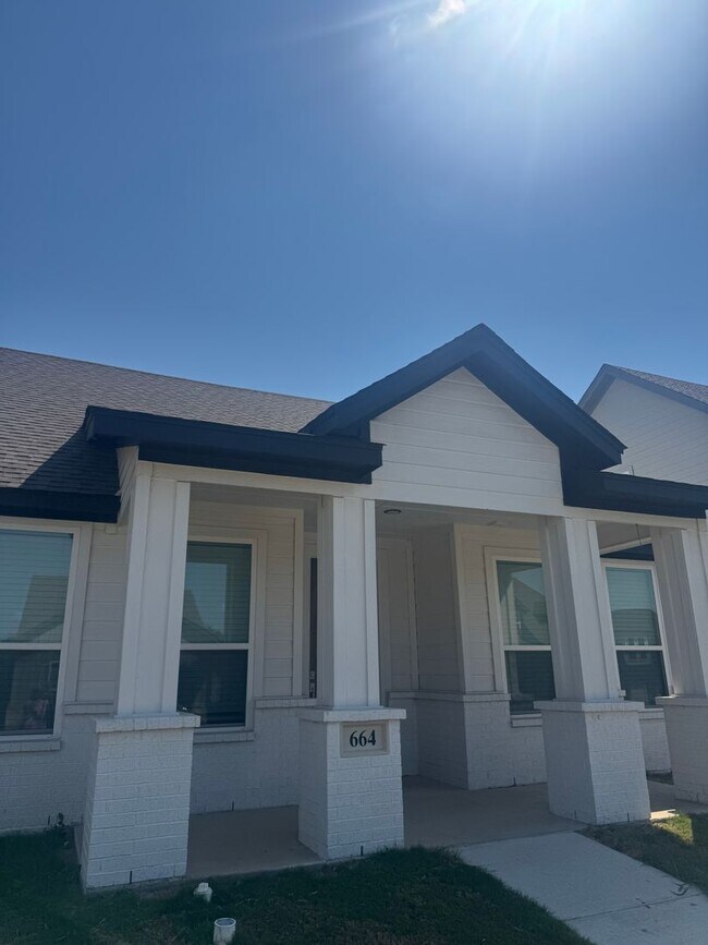 Building Photo - 3/2/2 Cozy Kitchen - Huge Closets - Tub in...