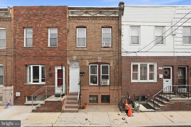 Building Photo - 1833 Daly St