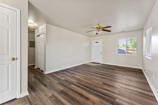 Building Photo - Charming Home in Sunnyside!