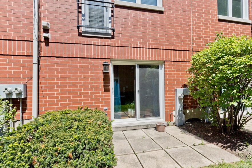 Building Photo - 1827 W Oakdale Ave