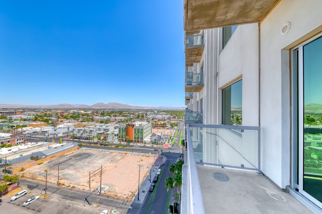 Building Photo - 900 S Las Vegas Blvd