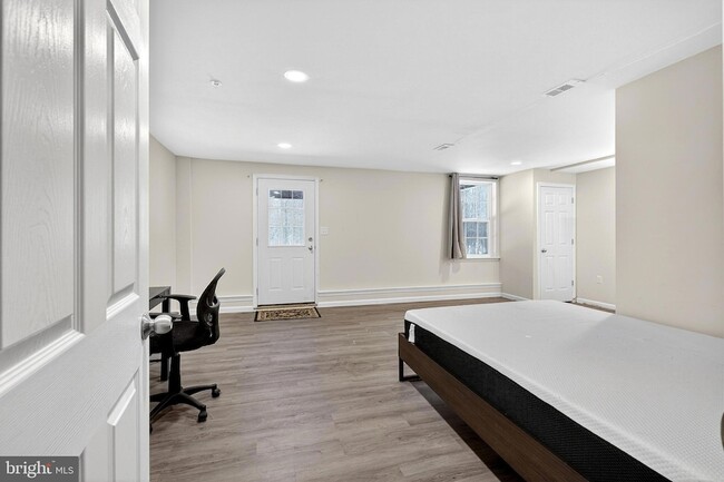 Building Photo - 48 Munro Rd