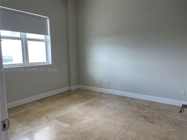 Building Photo - 14951 Royal Oaks Ln