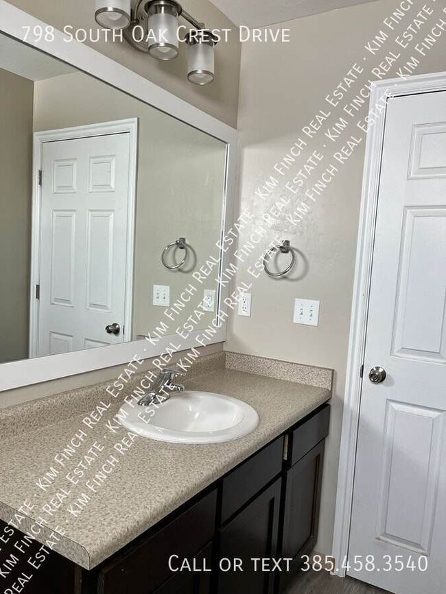 Building Photo - 798 S Oak Crest Dr