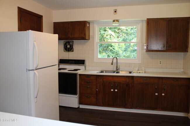 Building Photo - 8 Zelenke Dr