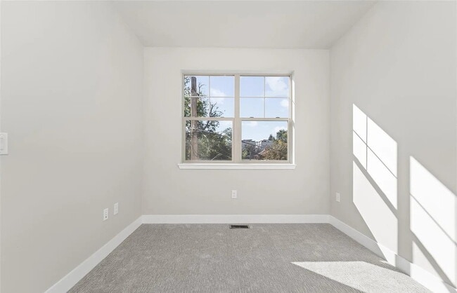 Building Photo - Amazing Jefferson Park 2 Bed / 4 bath Dupl...