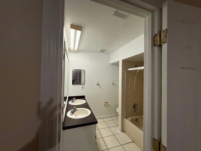 Building Photo - 712 Lucaya Dr