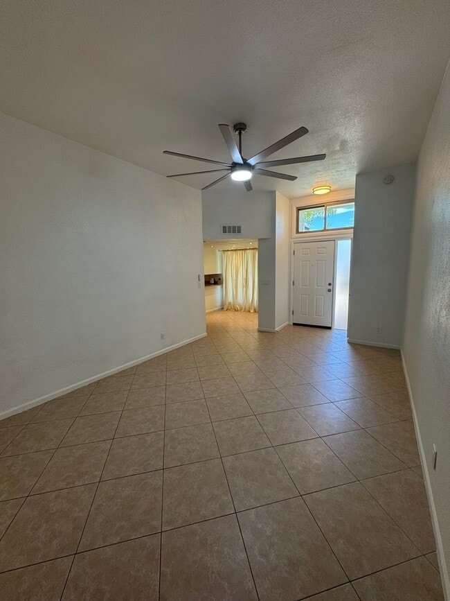 Building Photo - 2-Bedroom Condo in Prime Mesa Location!