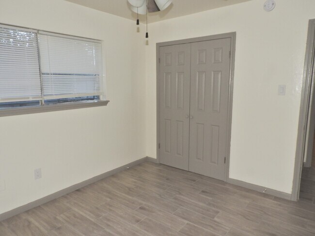 Building Photo - 408 E Coombs St