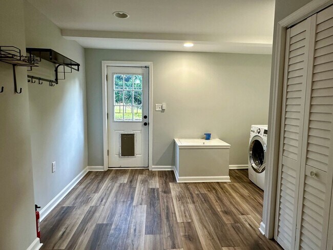 Building Photo - 5 Bedrooms 3 Bathrooms! Parking! Pets Welc...