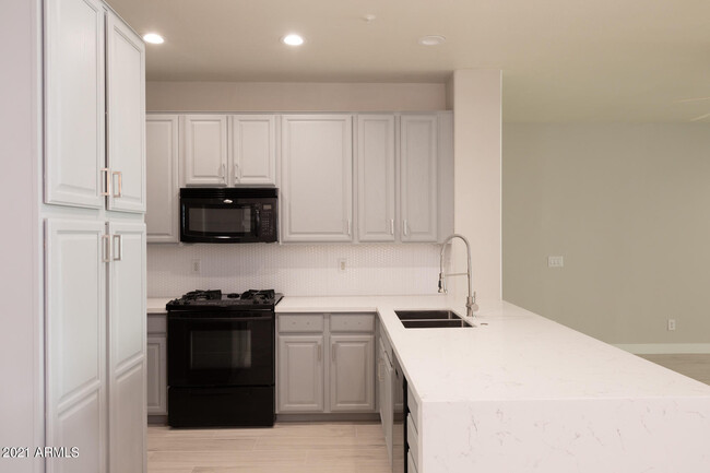 Building Photo - 7508 E Earll Dr