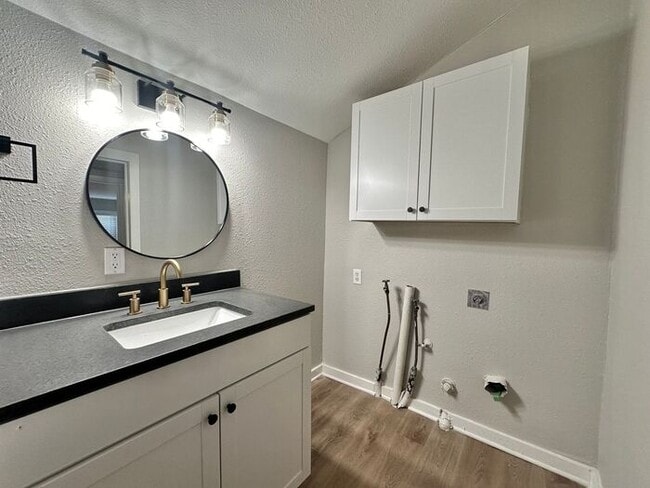 Building Photo - Cozy 1-Bedroom, 1-Bath Gem Near the Azalea...