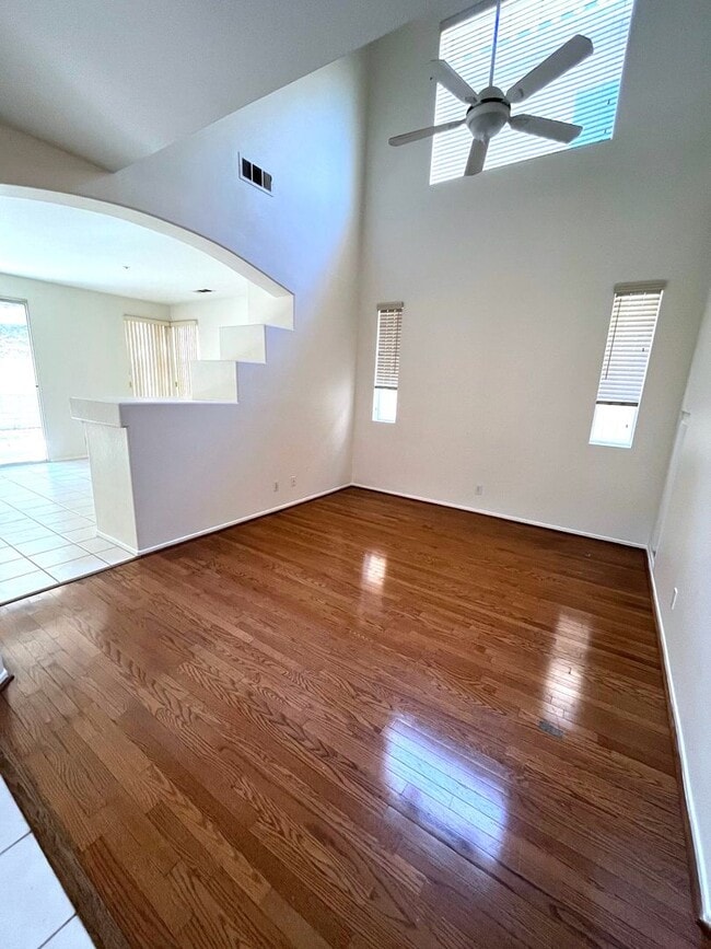 Building Photo - ***SPACIOUS 4 BEDROOM | 3 BATH TOWNHOUSE W...