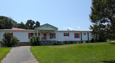 Building Photo - Country Living!!!   Farm Life!!